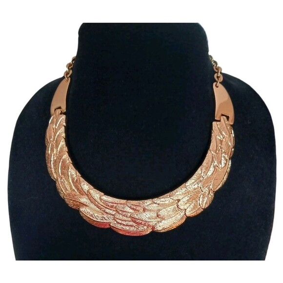 NEW Talbots Gold Tone Feather Choker Collar Bib Statement Necklace Lobster Clasp - Picture 2 of 5